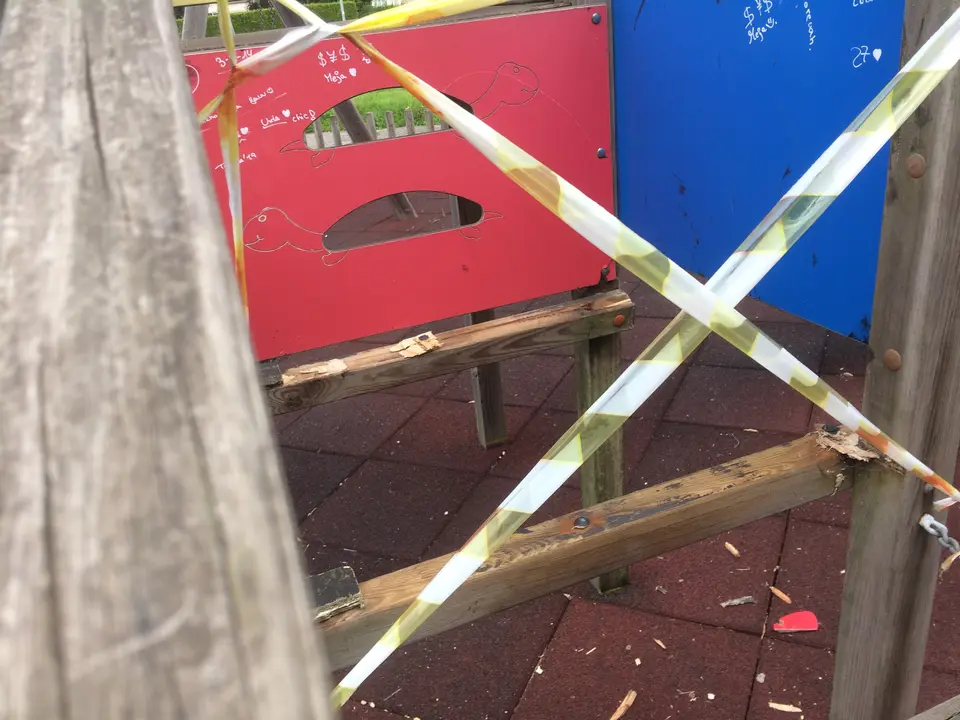 <p>Denunciamos o estado de abandono dos parques infant&iacute;s nas parroquias, namentres se realizan s&oacute; labores de mantemento nos dos n&uacute;cleos urbanos mediante subvenci&oacute;ns doutras administraci&oacute;ns p&uacute;blicas. A falta de previsi&oacute;n ocasiona este estado de deterioro.</p>
