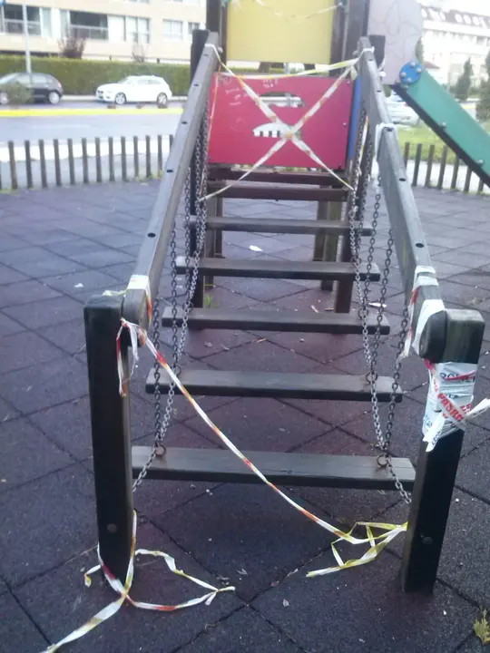 <p>Denunciamos o estado de abandono dos parques infant&iacute;s nas parroquias, namentres se realizan s&oacute; labores de mantemento nos dos n&uacute;cleos urbanos mediante subvenci&oacute;ns doutras administraci&oacute;ns p&uacute;blicas. A falta de previsi&oacute;n ocasiona este estado de deterioro.</p>
