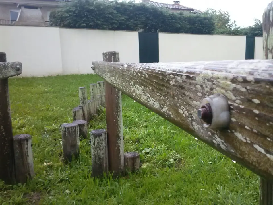 <p>Denunciamos o estado de abandono dos parques infant&iacute;s nas parroquias, namentres se realizan s&oacute; labores de mantemento nos dos n&uacute;cleos urbanos mediante subvenci&oacute;ns doutras administraci&oacute;ns p&uacute;blicas. A falta de previsi&oacute;n ocasiona este estado de deterioro.</p>
