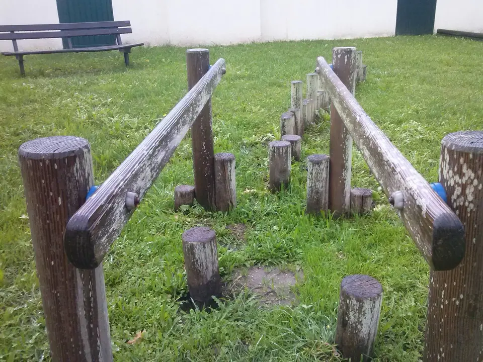 <p>Denunciamos o estado de abandono dos parques infant&iacute;s nas parroquias, namentres se realizan s&oacute; labores de mantemento nos dos n&uacute;cleos urbanos mediante subvenci&oacute;ns doutras administraci&oacute;ns p&uacute;blicas. A falta de previsi&oacute;n ocasiona este estado de deterioro.</p>
