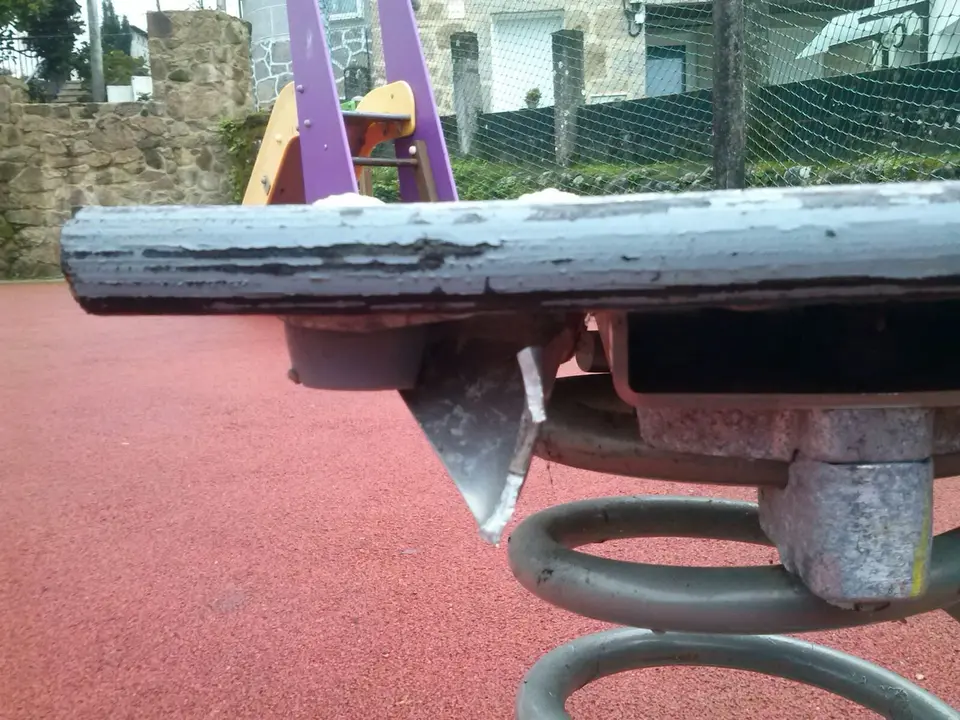 <p>Denunciamos o estado de abandono dos parques infant&iacute;s nas parroquias, namentres se realizan s&oacute; labores de mantemento nos dos n&uacute;cleos urbanos mediante subvenci&oacute;ns doutras administraci&oacute;ns p&uacute;blicas. A falta de previsi&oacute;n ocasiona este estado de deterioro.</p>
