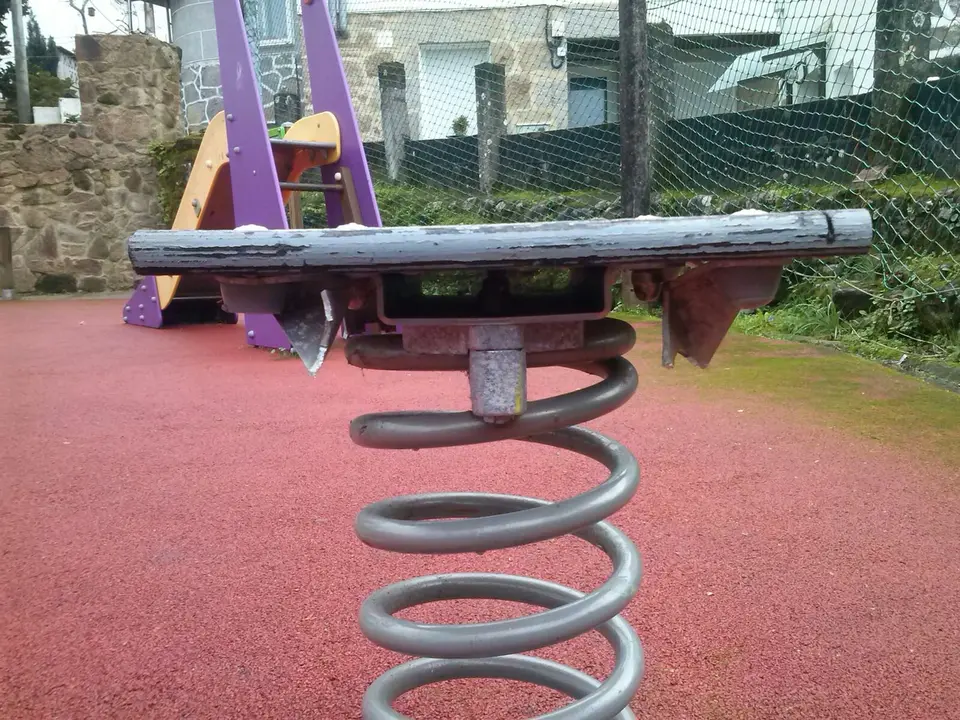 <p>Denunciamos o estado de abandono dos parques infant&iacute;s nas parroquias, namentres se realizan s&oacute; labores de mantemento nos dos n&uacute;cleos urbanos mediante subvenci&oacute;ns doutras administraci&oacute;ns p&uacute;blicas. A falta de previsi&oacute;n ocasiona este estado de deterioro.</p>
