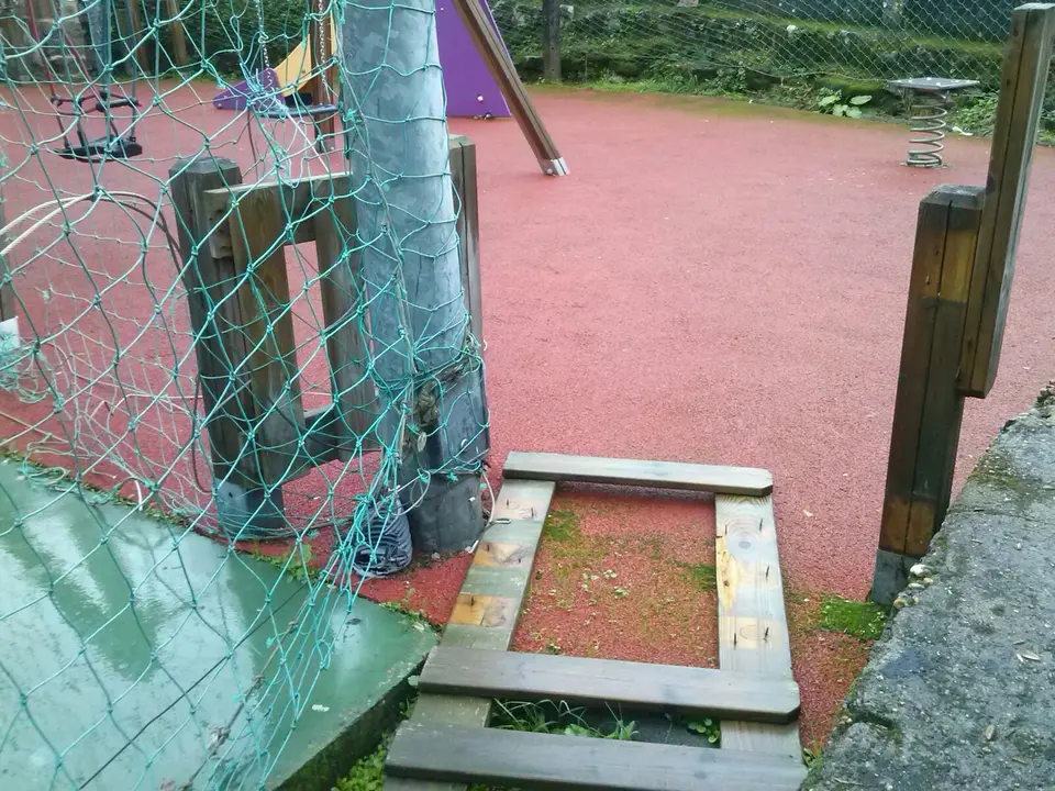 <p>Denunciamos o estado de abandono dos parques infant&iacute;s nas parroquias, namentres se realizan s&oacute; labores de mantemento nos dos n&uacute;cleos urbanos mediante subvenci&oacute;ns doutras administraci&oacute;ns p&uacute;blicas. A falta de previsi&oacute;n ocasiona este estado de deterioro.</p>
