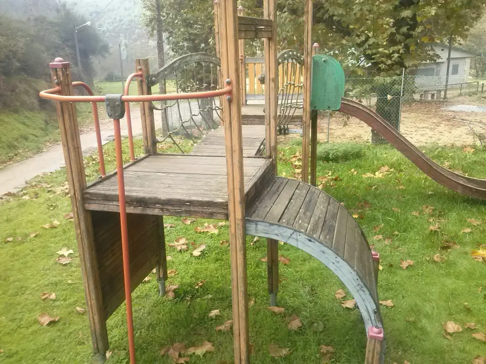 <p>Denunciamos o estado de abandono dos parques infant&iacute;s nas parroquias, namentres se realizan s&oacute; labores de mantemento nos dos n&uacute;cleos urbanos mediante subvenci&oacute;ns doutras administraci&oacute;ns p&uacute;blicas. A falta de previsi&oacute;n ocasiona este estado de deterioro.</p>
