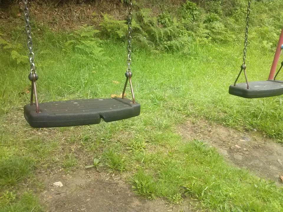 <p>Denunciamos o estado de abandono dos parques infant&iacute;s nas parroquias, namentres se realizan s&oacute; labores de mantemento nos dos n&uacute;cleos urbanos mediante subvenci&oacute;ns doutras administraci&oacute;ns p&uacute;blicas. A falta de previsi&oacute;n ocasiona este estado de deterioro.</p>
