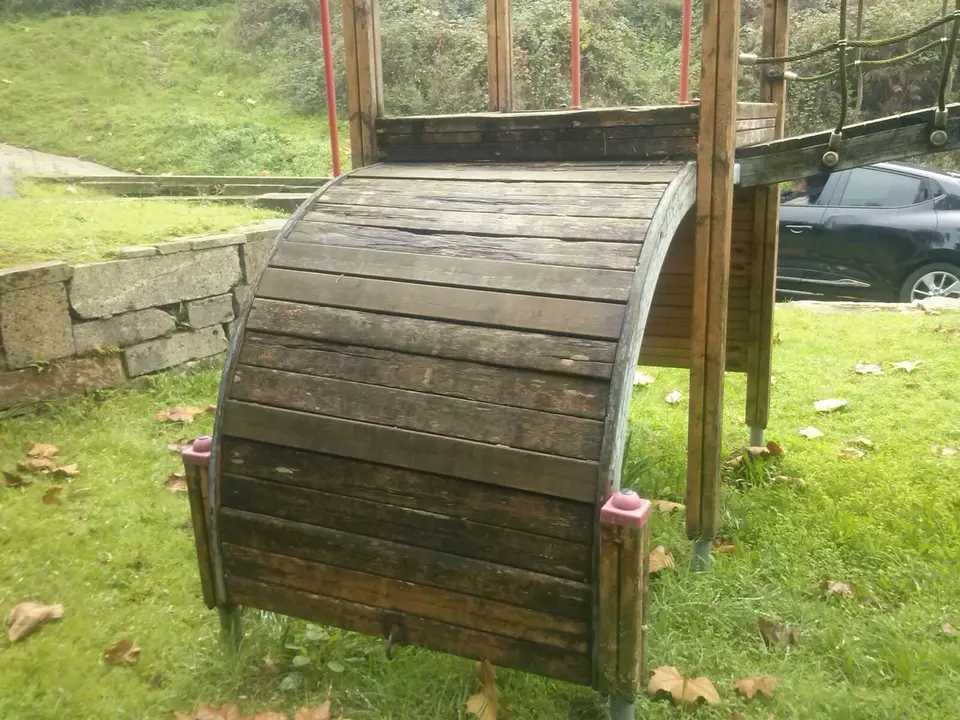 <p>Denunciamos o estado de abandono dos parques infant&iacute;s nas parroquias, namentres se realizan s&oacute; labores de mantemento nos dos n&uacute;cleos urbanos mediante subvenci&oacute;ns doutras administraci&oacute;ns p&uacute;blicas. A falta de previsi&oacute;n ocasiona este estado de deterioro.</p>
