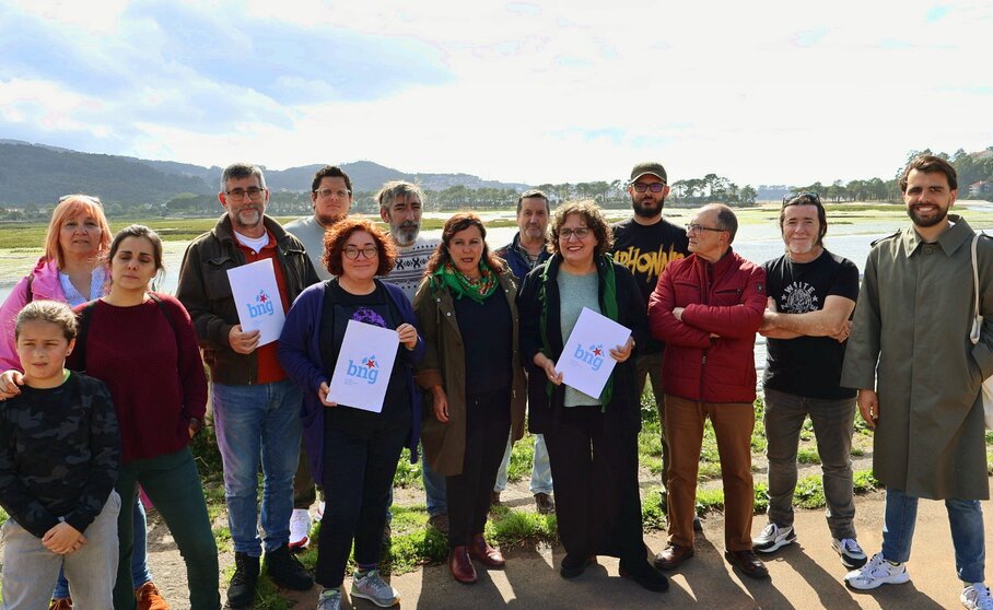 Ana Miranda no centro xunto a representantes do BNG en Baiona, Gondomar e Nigrán