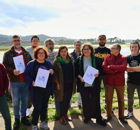Ana Miranda no centro xunto a representantes do BNG en Baiona, Gondomar e Nigr&aacute;n
