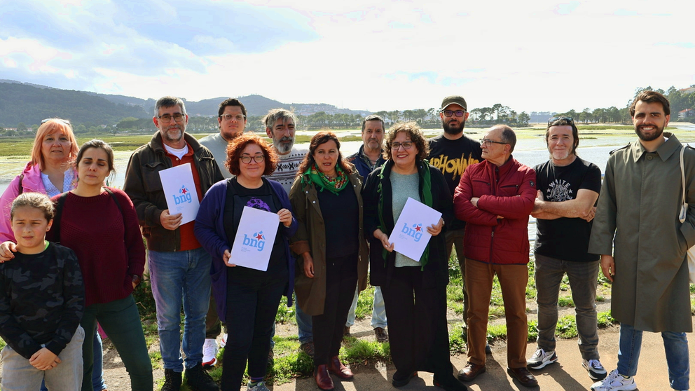 Ana Miranda no centro xunto a representantes do BNG en Baiona, Gondomar e Nigr&aacute;n